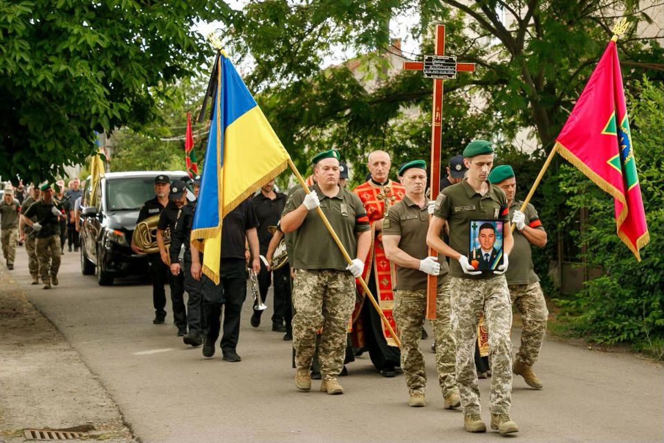 У Чопі попрощались з полеглим Героєм-прикордонником Тарасом Солтисом, який народився в Тернополі