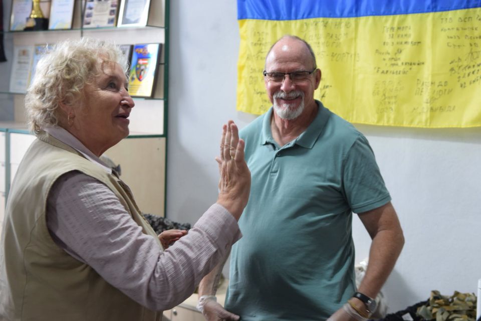 Американець із Кентуккі приїхав до Чорткова, щоб плести маскувальні сітки
