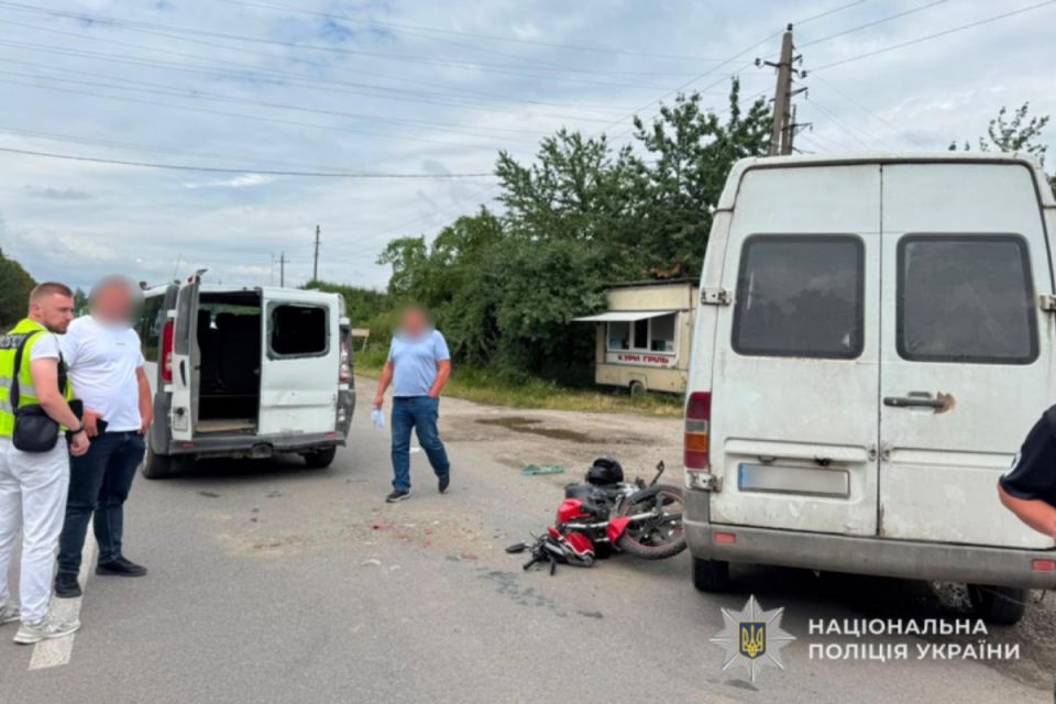 У Бучачі 17-річний мотоцикліст врізався в бус