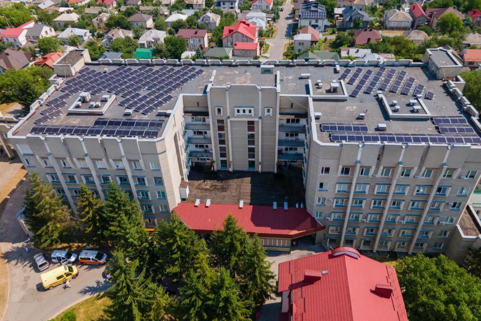 На даху Тернопільської обласної лікарні встановили 163 сонячні панелі для безперебійного енергоживлення