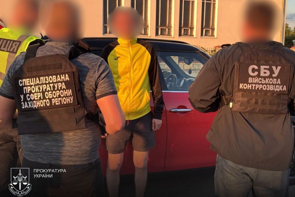 На Тернопільщині затримали заступника начальника ТЦК за підозрою у вимаганні 35 тисяч гривень хабаря