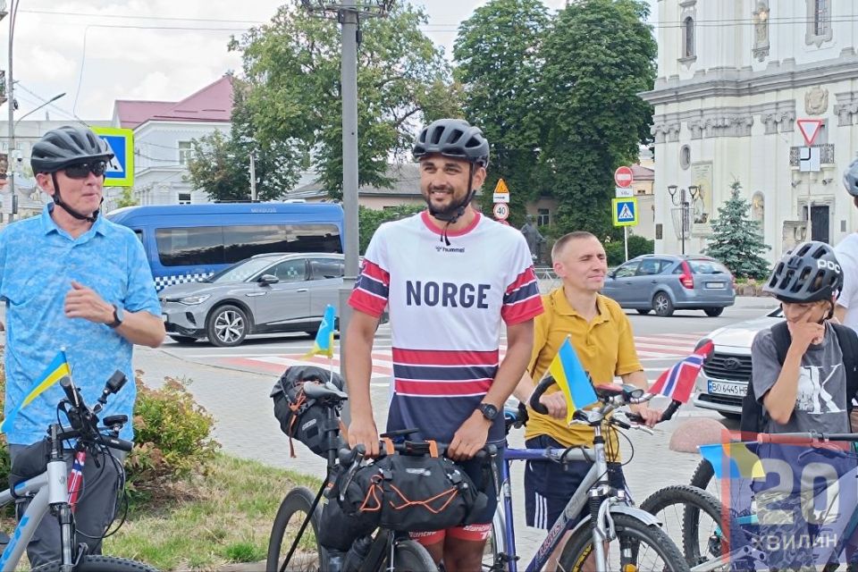 Відпустка на велосипеді заради України: норвезький депутат завітав до Тернополя