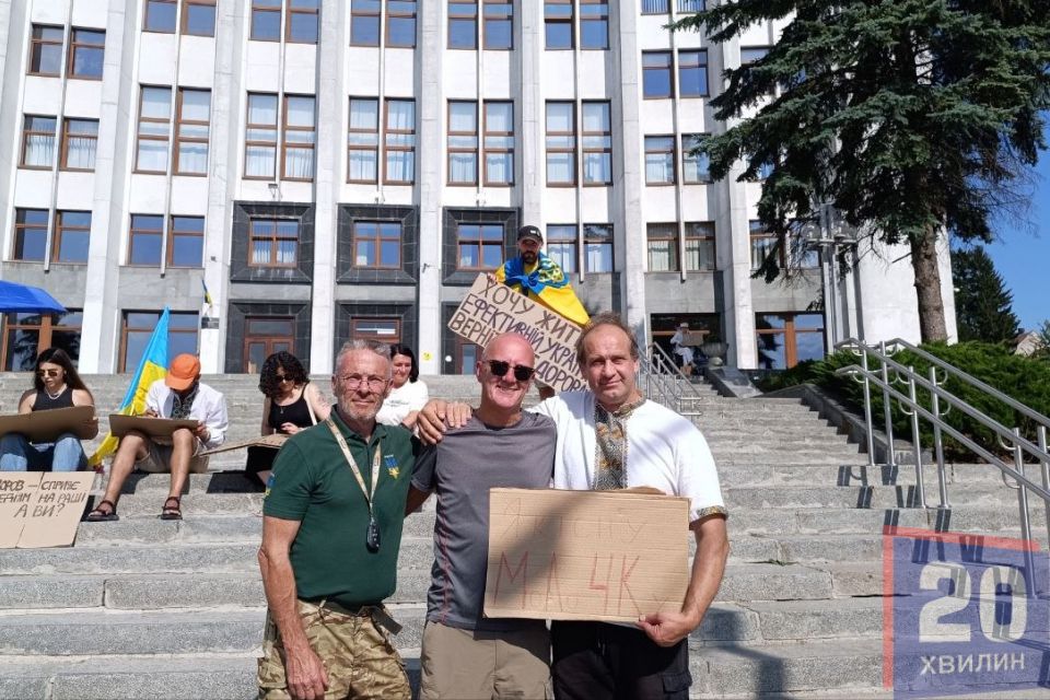 «Це і є демократія»: британські волонтери підтримали учасників мітингу в Тернополі