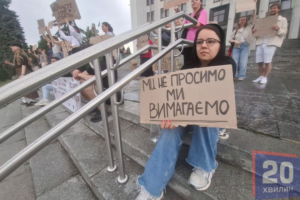 Не лякають ні дощ, ні грім: тернополяни третій день поспіль виходять під ОВА на підтримку Федорова