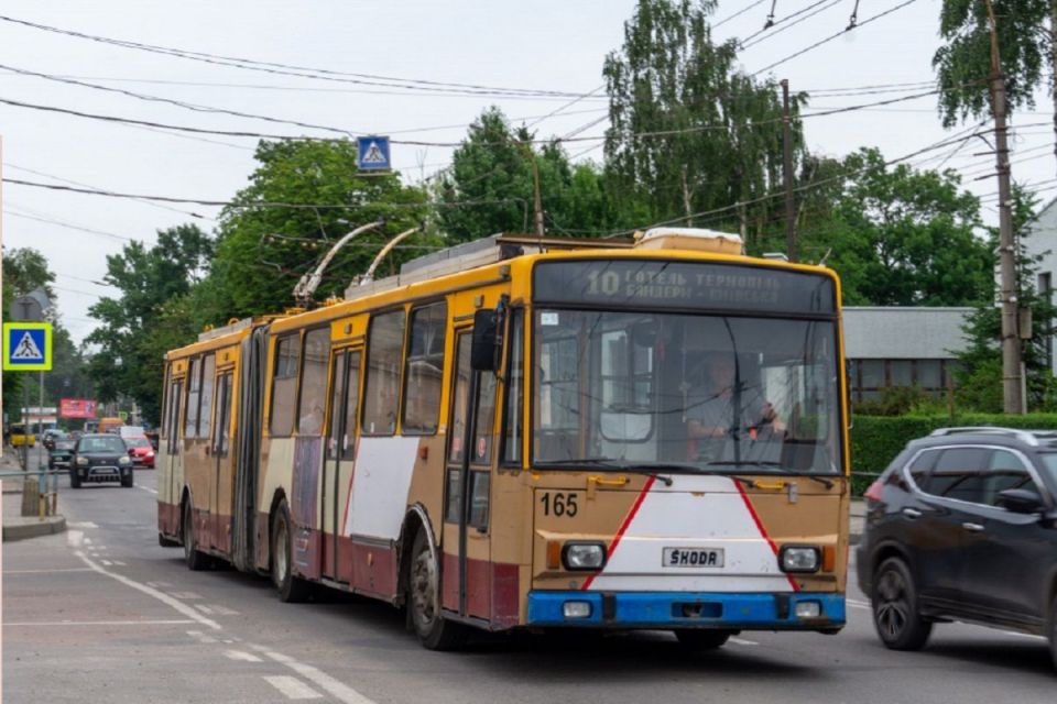 Через обірвані дроти на Збаразькій тимчасово не курсують тролейбуси