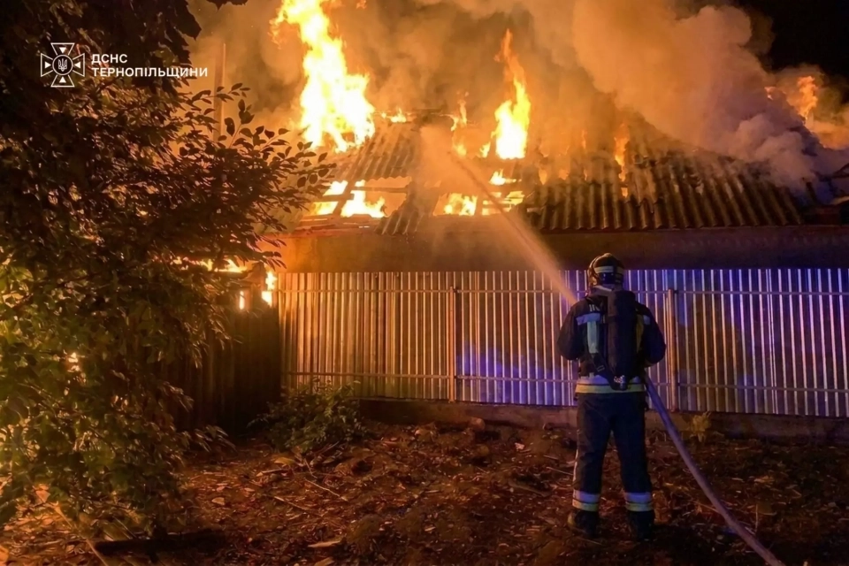 У Почаєві вогонь знищив дві господарські будівлі, пошкодив житловий будинок