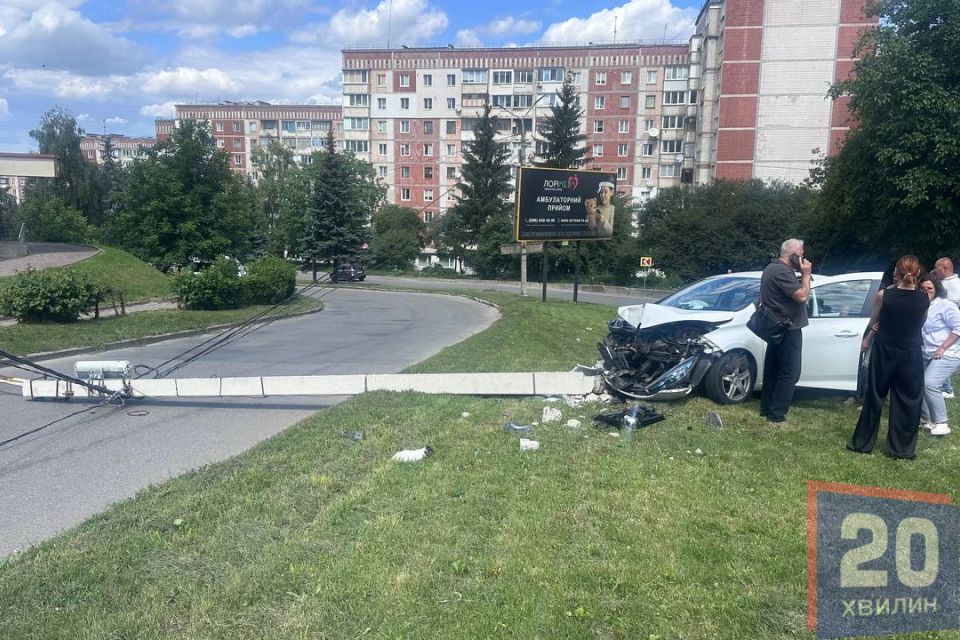 На Коновальця авто знесло електроопору: водію надають допомогу