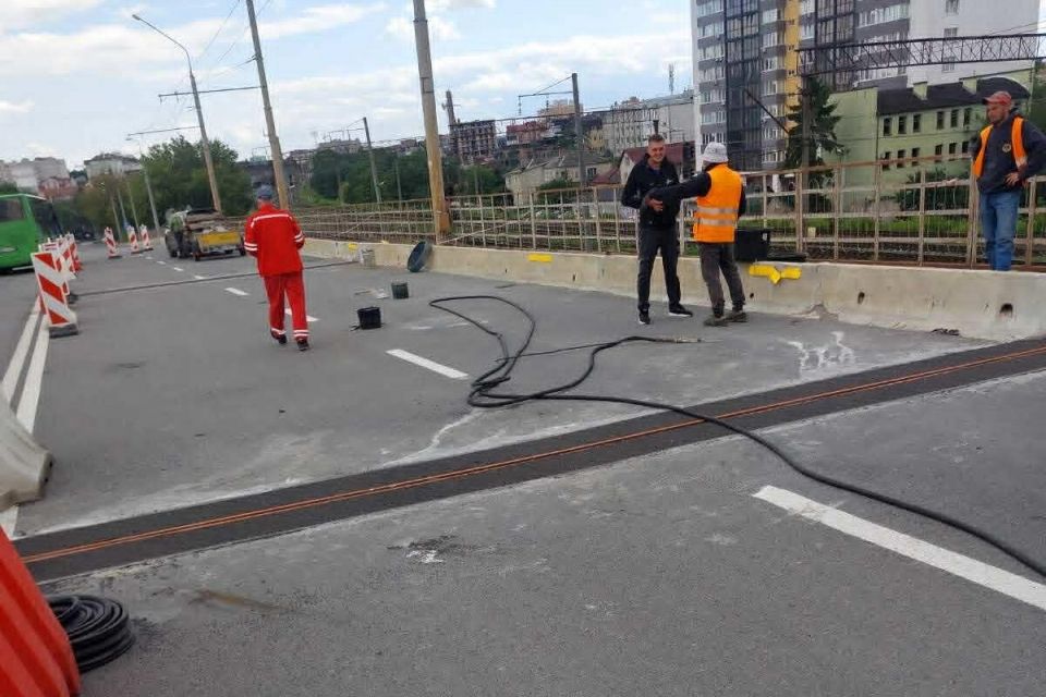 На Бродівській змінили рух транспорту через ремонт дороги. Тролейбус №7 курсуватиме іншими вулицями