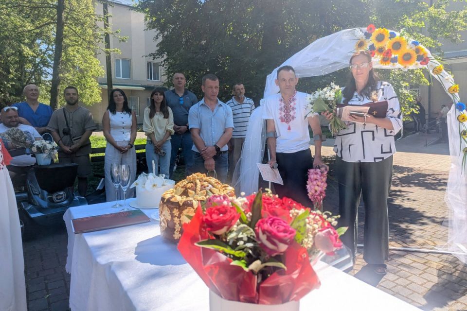 Там, де лікують поранених воїнів, народилася нова родина: на Тернопільщині одружився захисник