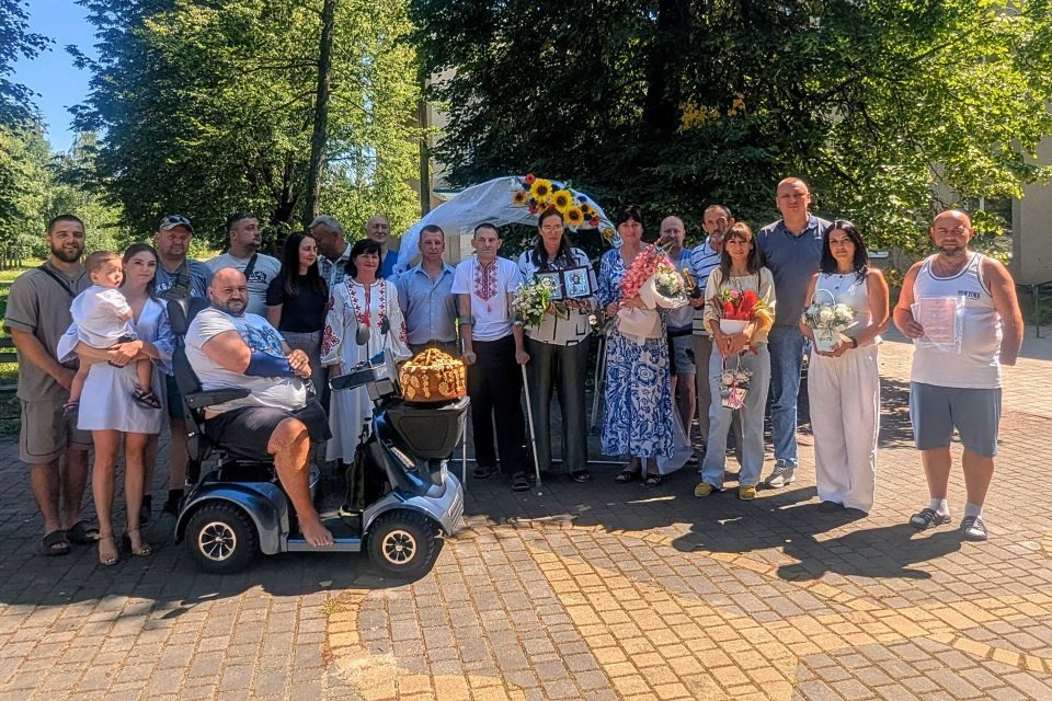 «Ми раді, що змогли здійснити їхню мрію». У лікарні, де лікують поранених військових, «зіграли» весілля