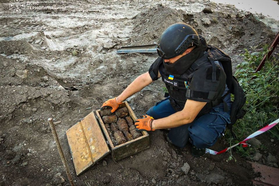У Смиківцях виявили та знищили три міни та три гранати, які пролежали в землі понад століття