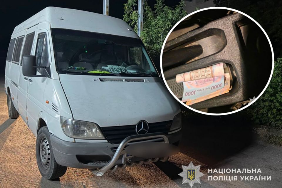 П'яний водій буса кинув у автомобіль тернопільських патрульних п'ять тисяч гривень