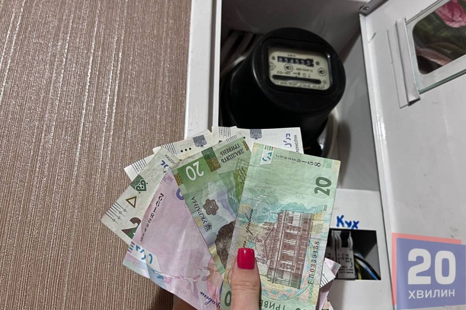 Тернополяни можуть платити за світло вдвічі менше: пояснюємо, як перейти на лічильники «день-ніч»