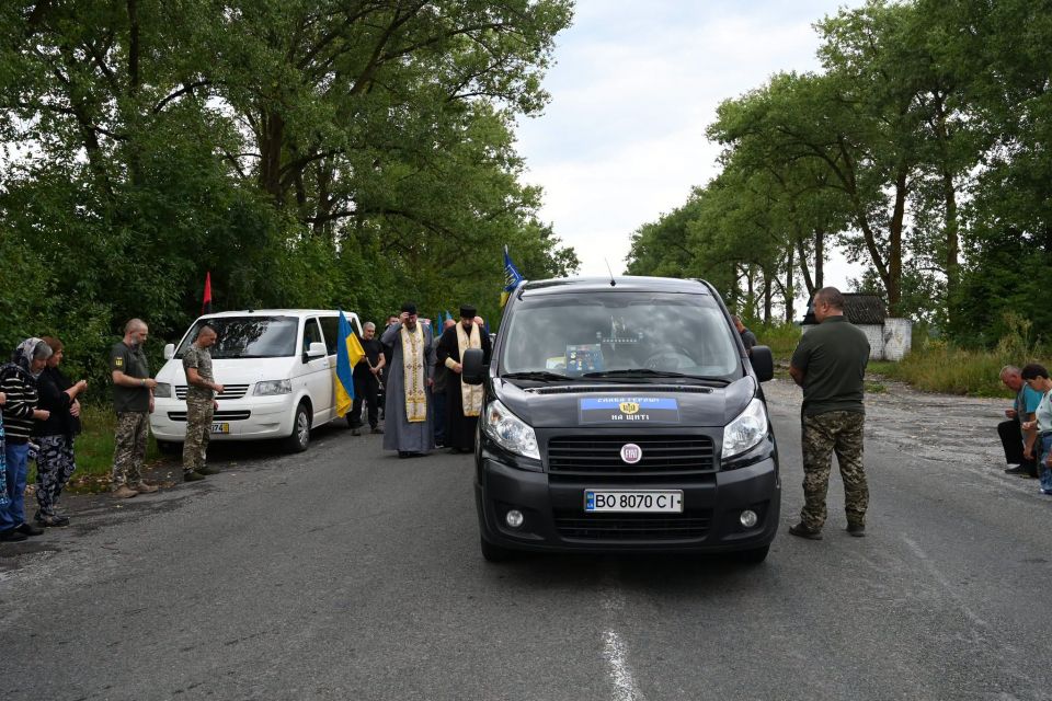 Хор виконав останню волю Героя: Лановецька громада попрощалася з воїном Володимиром Паламарчуком
