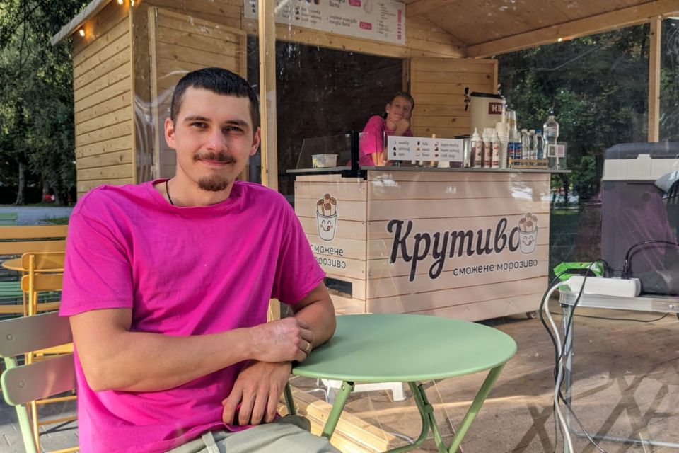 Морозиво — на пательні: ветеран у Тернополі відкрив незвичний бізнес