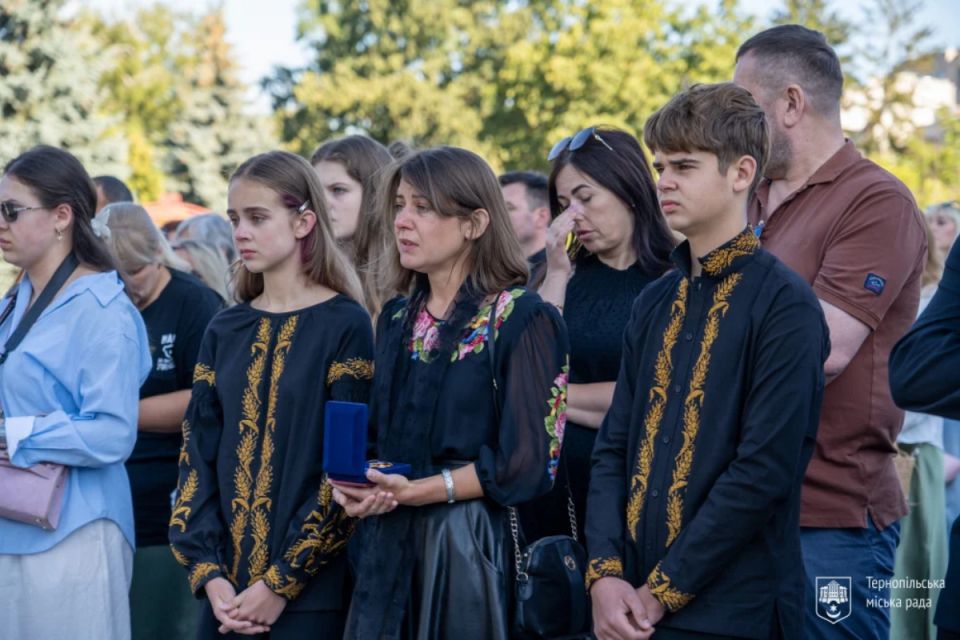 Їхні імена назавжди залишаться в історії Тернополя: рідні Героїв отримали почесні відзнаки