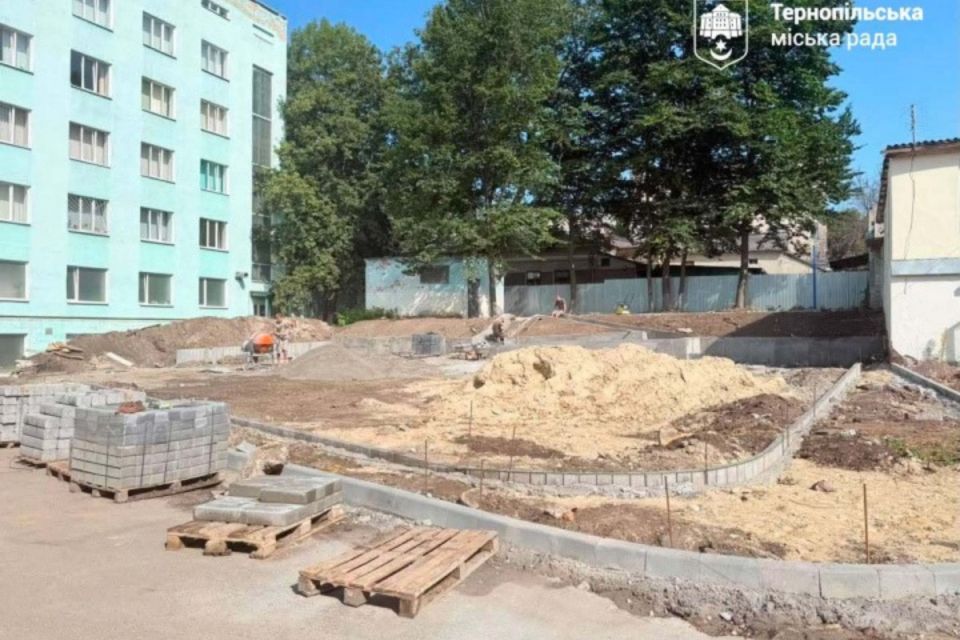 Інклюзивний дитячий майданчик облаштовують біля дитячої поліклініки в Тернополі