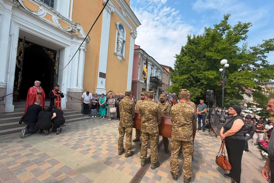 У Бережанах провели в останню путь Героя Дмитра Лазорка