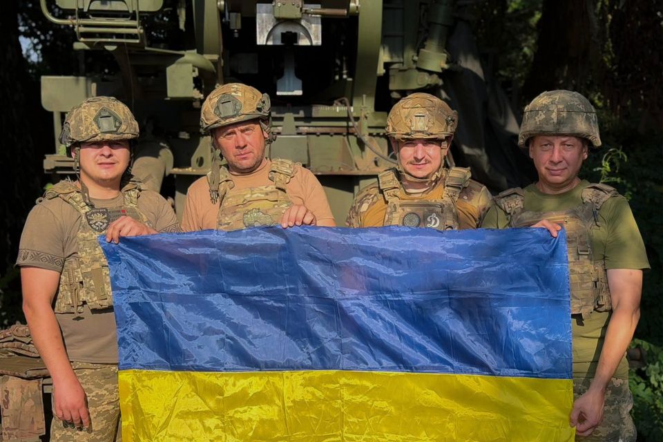 Символ незламності та волі: воїни 44-ї артилерійської бригади привітали із Днем Державного Прапора
