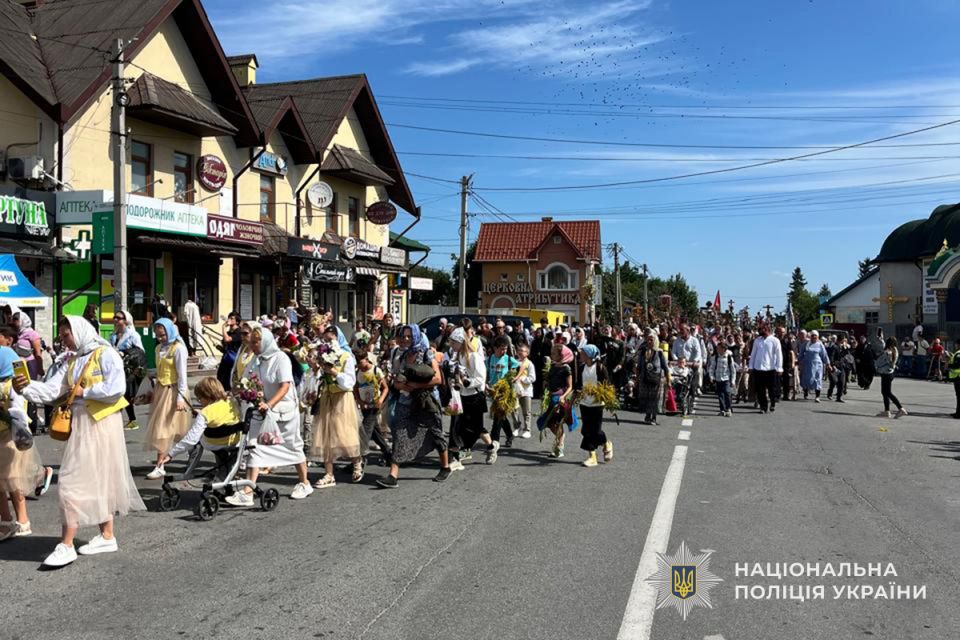 У Почаєві поліція обмежувала рух транспорту через хресний хід до лаври