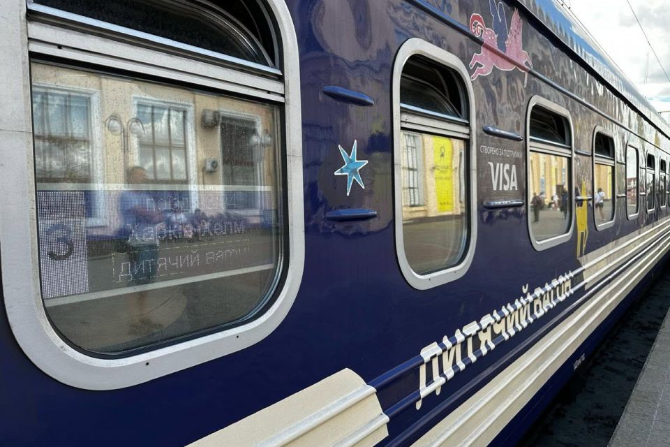 Через масові російські обстріли у низці областей затримуються поїзди