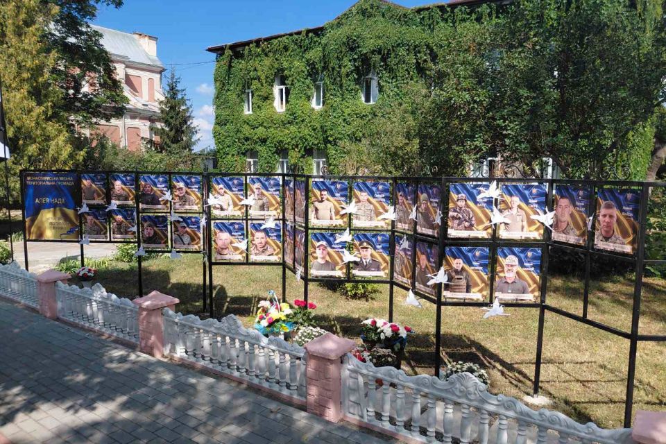 У Монастириськах відкрили Алею Надії для родин зниклих безвісти та полонених Героїв