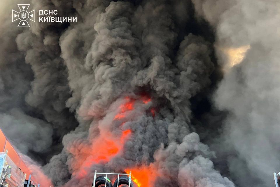 Від ранку ворог обстрілює Київщину: масштабні пожежі, атака на підприємства та жертви