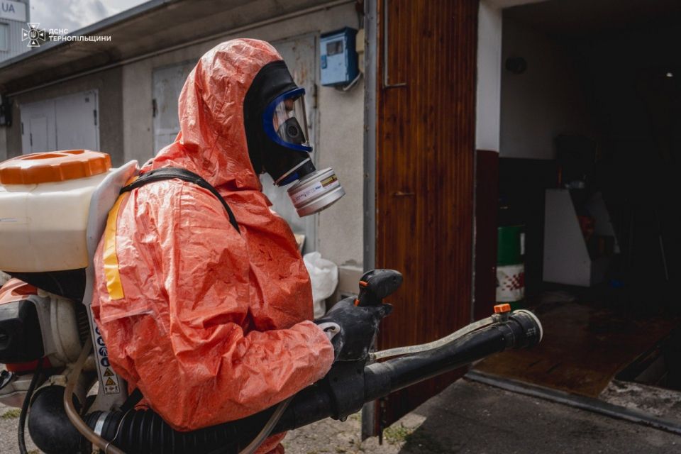 У гаражі на вулиці 15 Квітня стався витік соляної кислоти: надзвичайники ліквідували загрозу