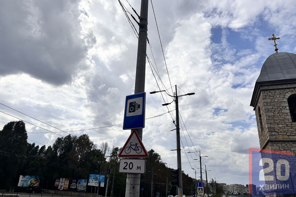 На Дамбі встановили камери: читачі звернули увагу на відсутність знака для водіїв з боку Торговиці