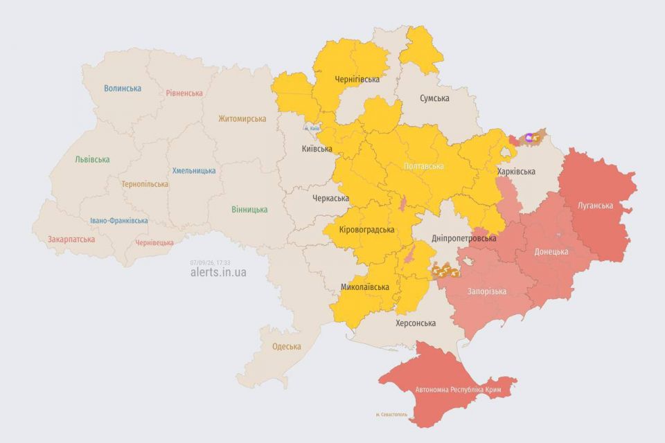 Мапа повітряних тривог показує червоний і жовтий рівні небезпеки