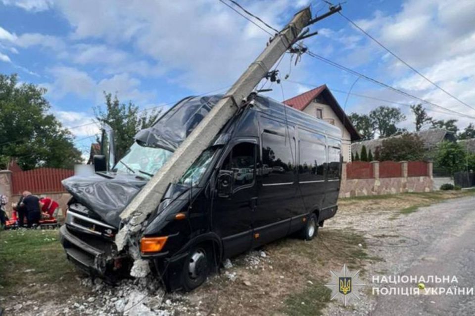 На Чортківщині рейсовий автобус врізався в стовп: у водія зафіксували 3,11 проміле алкоголю в крові