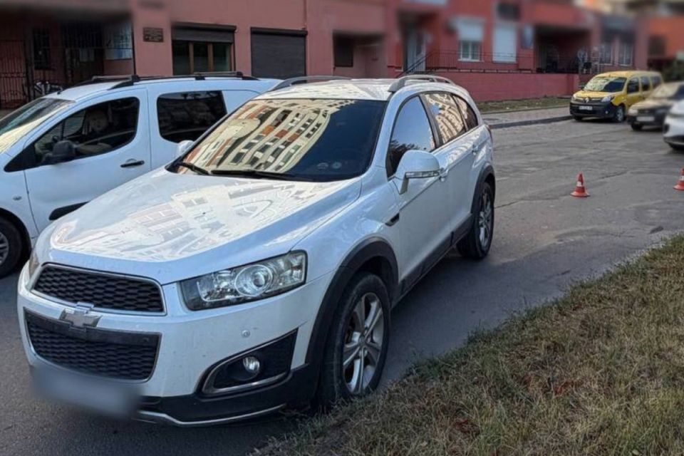 На Коновальця автомобіль скотився на проїзну частину