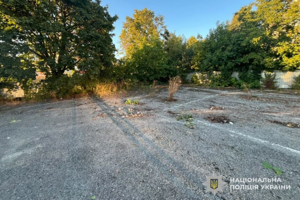 З території автошколи у Тернополі вивезли естакаду: підозрюють колишнього охоронця