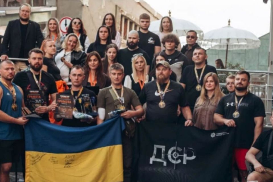 Пауерліфтинг, 16 ветеранів і головний приз — авто: у Тернополі відбулись змагання