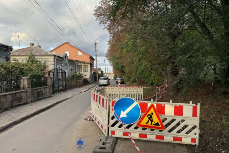 Перекрили рух транспорту на вулиці Рудницького через аварійні роботи