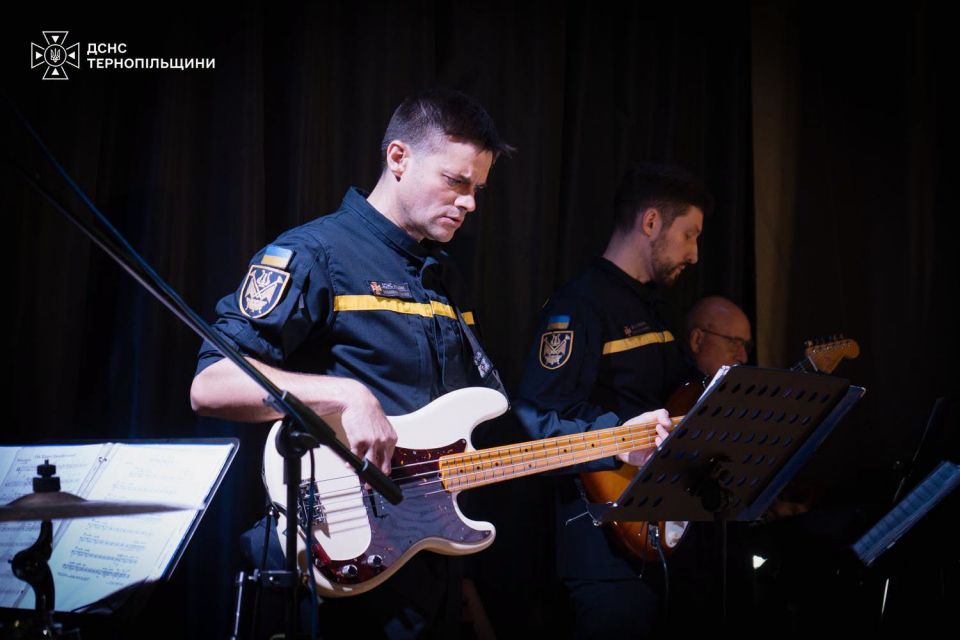 Повні зали та українські пісні: оркестр ДСНС виступив у трьох містах Тернопільщини