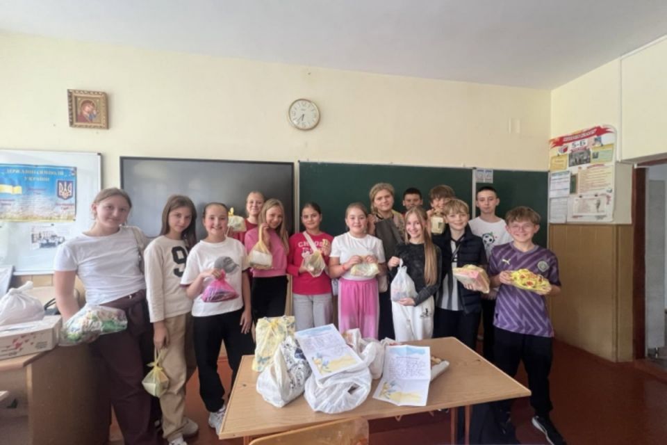 Смаколики, павербанки та листи: тернопільські школярі передали захисникам допомогу
