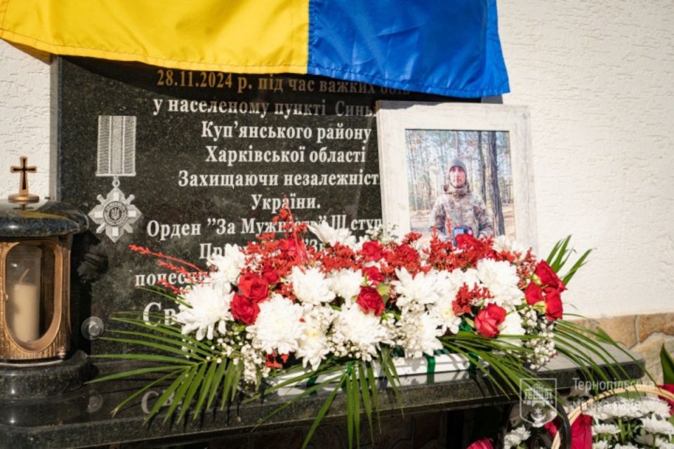 У Тернополі відкрили меморіальну таблицю полеглому захиснику Андрію Гринюці