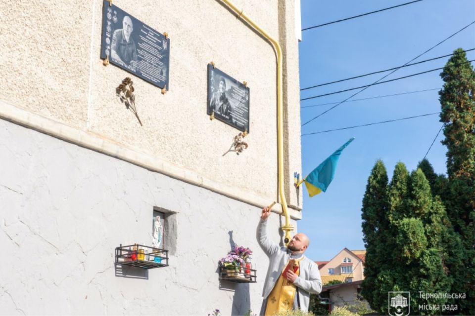 У Тернополі відкрили меморіальну таблицю на честь загиблого захисника України Романа Лауса