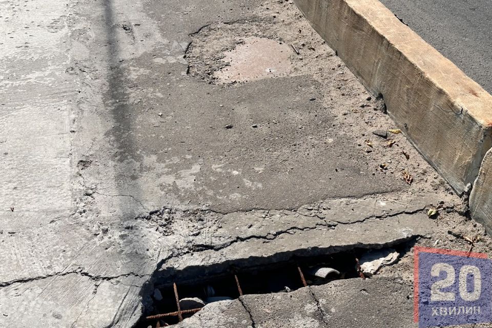 Не робили і поки не планують. Що відповіла міськрада про ремонт тротуару на Бродівській