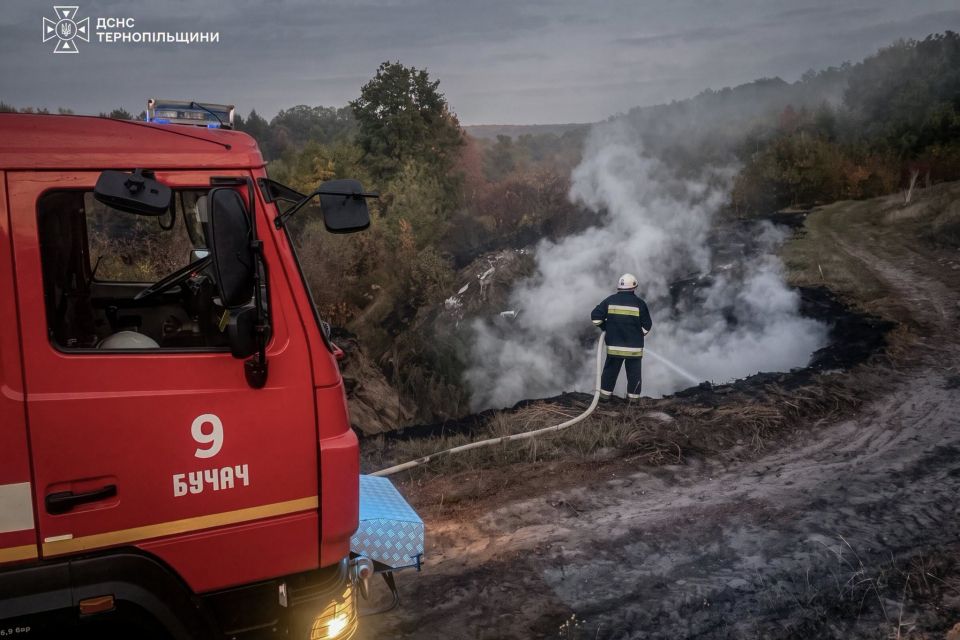У Чортківському районі горить стихійне сміттєзвалище