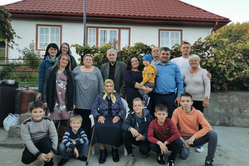 Місце, наповнене родинною історією та теплом: житель Тернопільщини відновив оселю предків у селі