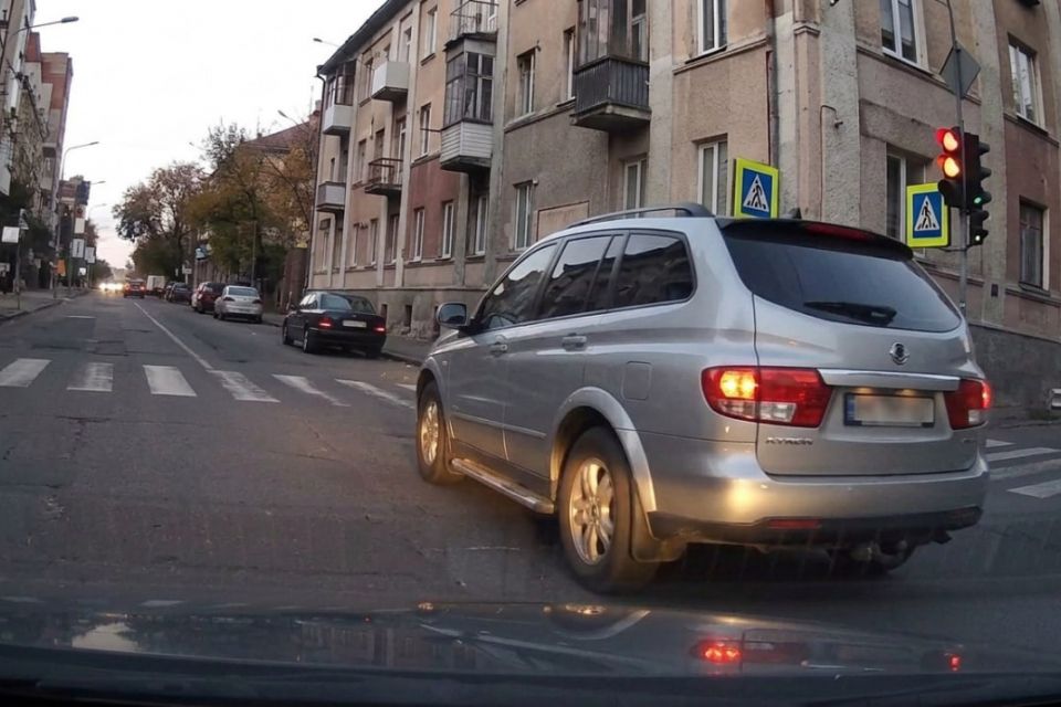 На перехресті в Тернополі водій пошкодив чуже авто після зауваження, а потім змінив номерний знак
