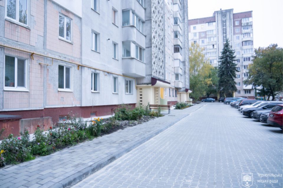 Відремонтували двір на 15 Квітня, 27