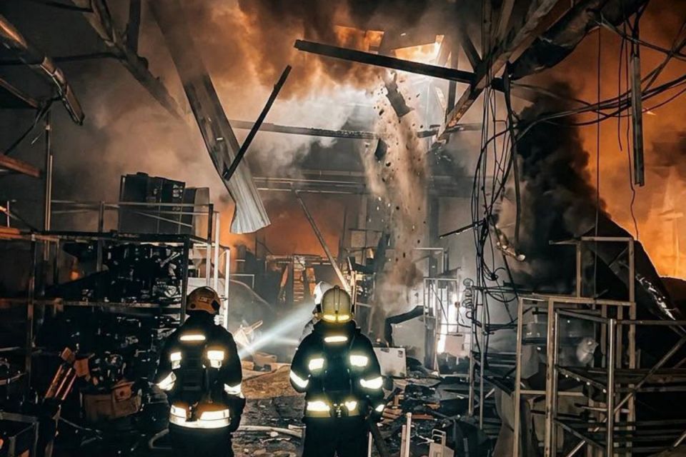 Приліт безпілотника на Чортківщині: рятувальники показали кадри з ліквідації пожежі на підприємстві