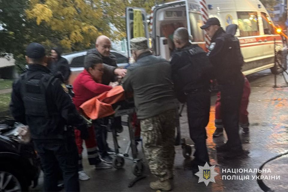 Чоловік, який погрожував підірвати гранату на бульварі Вишневецького, вистрибнув з вікна