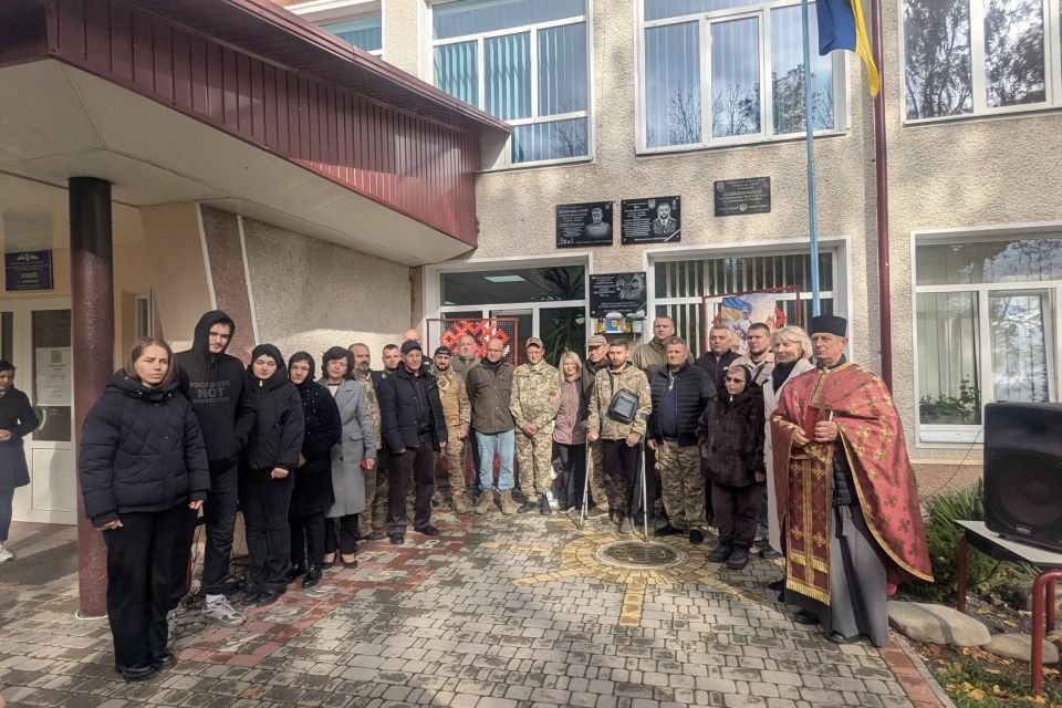 На Тернопільщині відкрили меморіальну дошку Захиснику Сергію Вишньовському