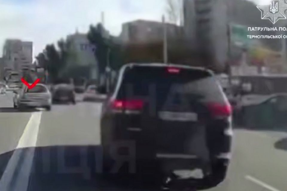 Ігнорував вимогу зупинитися та чинив непокору: у Тернополі затримали водія Skoda і вилучили посвідчення