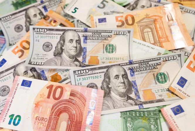 НБУ різко знизив офіційний курс долара і євро
