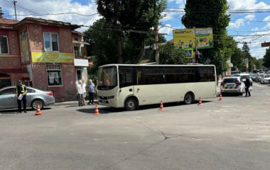 У Тернополі жінка потрапила під колеса маршрутки